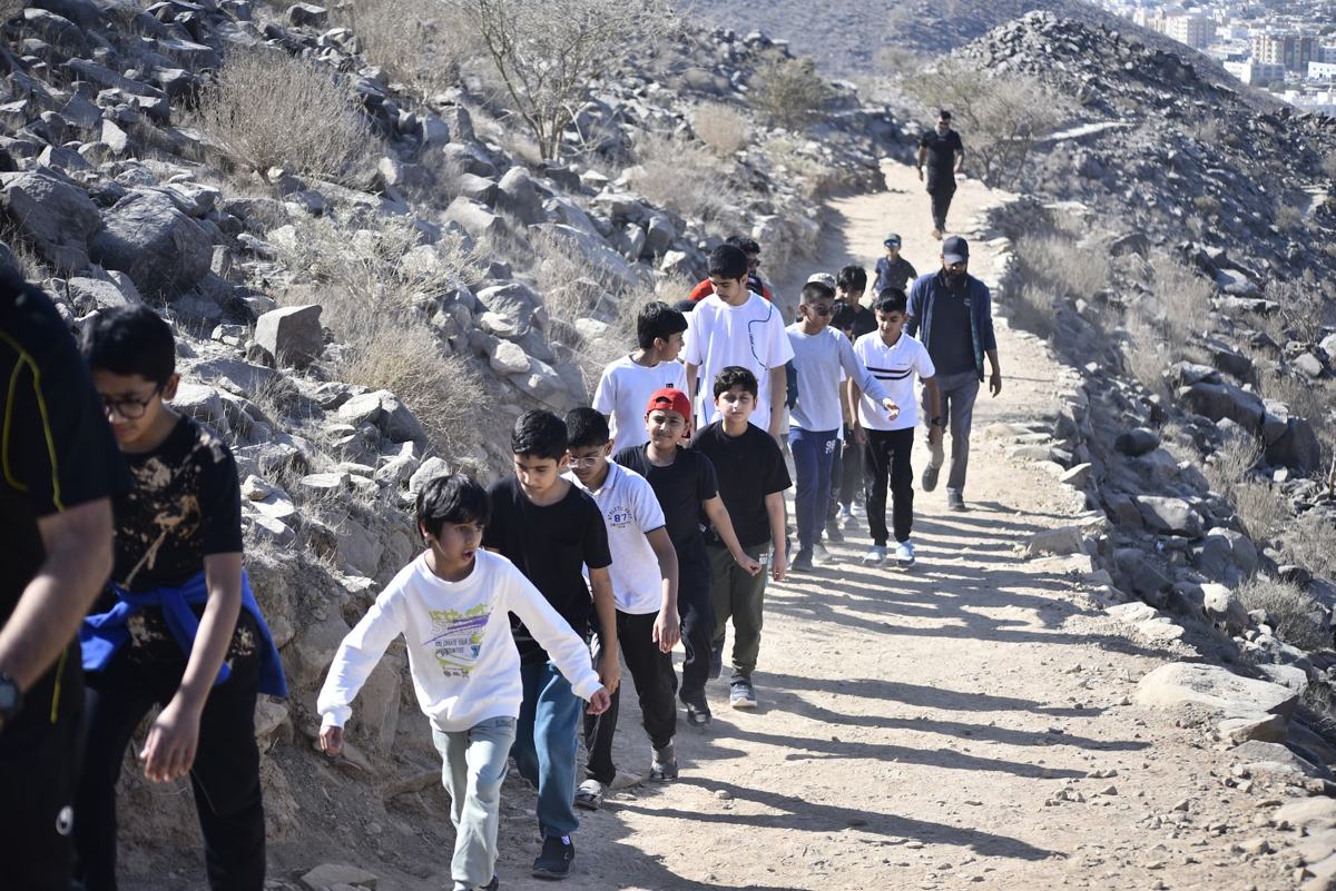 Students hiking a mountain trail together with their mentors