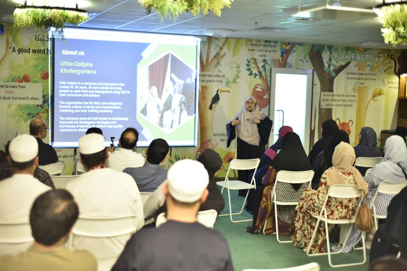 Speaker presenting the Little Caliphs story to parents